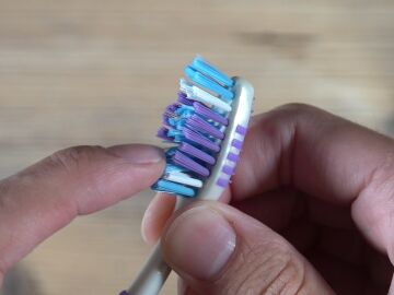 El error com&uacute;n al guardar el cepillo de dientes que debes evitar