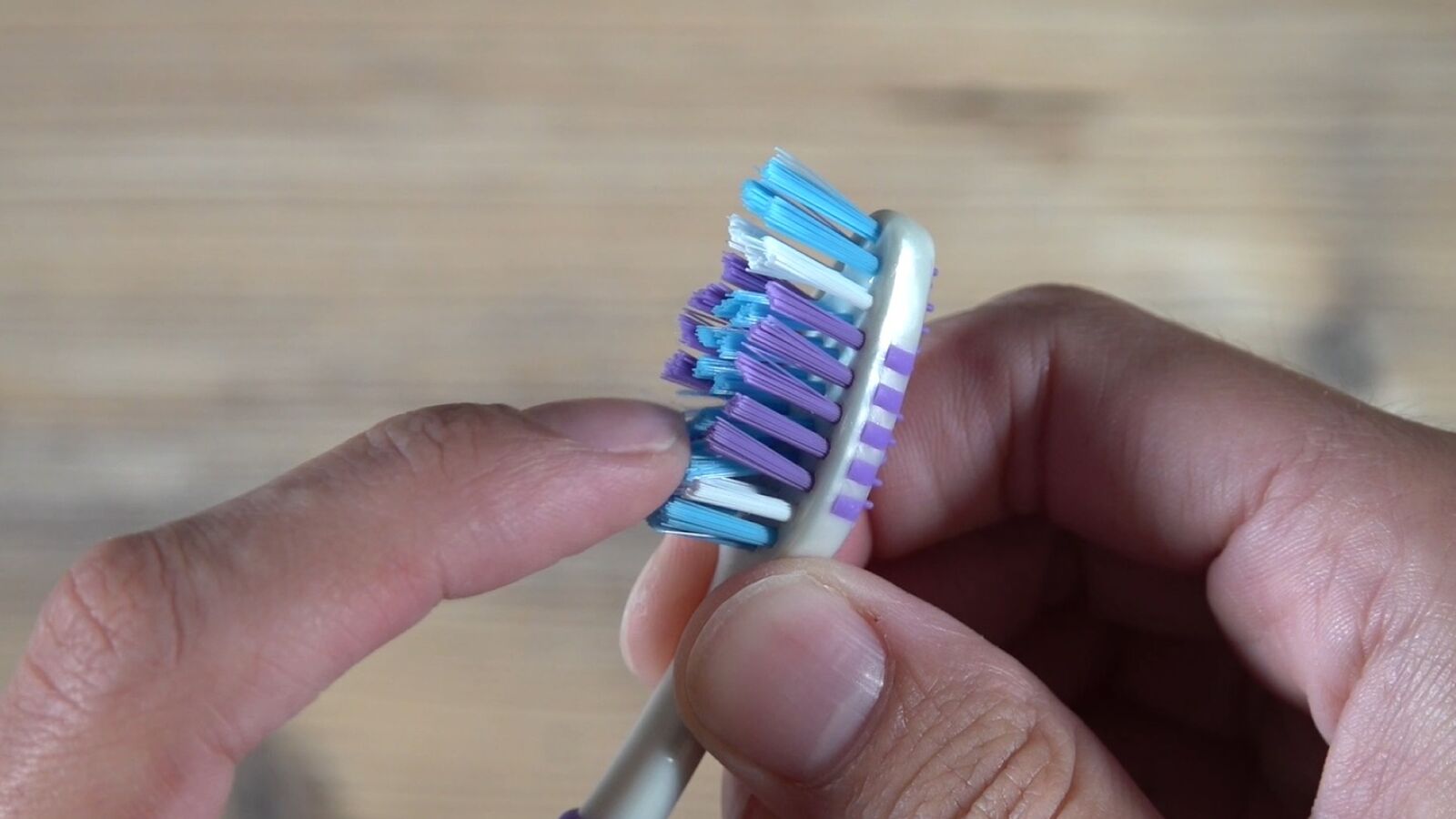 El error más común que debes evitar al guardar el cepillo de dientes: así solo consigues que los hongos proliferen
