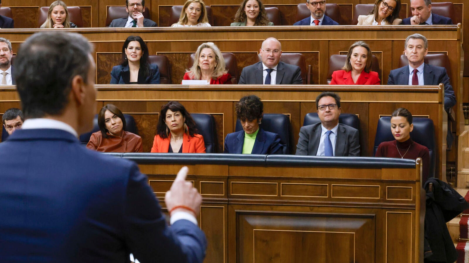 Feijóo acusa a Sánchez de intentar controlar los medios y el Presidente le achaca el eludir el cese de Mazón 