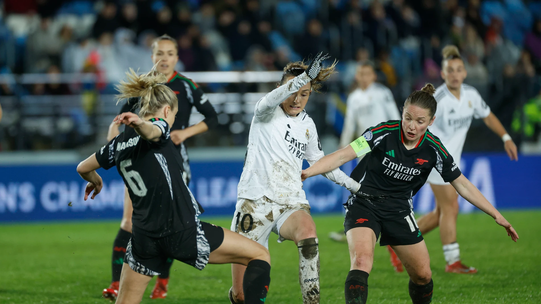 Caroline Weir trata de regatear a dos jugadoras del Arsenal Caroline Weir trata de regatear a dos jugadoras del Arsenal