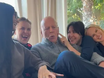 Demi Moore y Bruce Willis con sus hijas Rumer, Scout y Tallulah Willis Demi Moore y Bruce Willis con sus hijas Rumer, Scout y Tallulah Willis