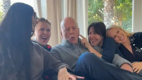 Demi Moore y Bruce Willis con sus hijas Rumer, Scout y Tallulah Willis Demi Moore y Bruce Willis con sus hijas Rumer, Scout y Tallulah Willis