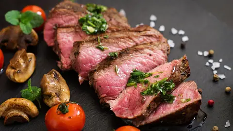 Carne con verduras de acompañamiento Carne con verduras de acompañamiento