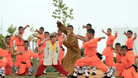 El príncipe Simeón Hassan de Bulgaria entrando con los monjes Shaolin en Rabat (Marruecos) El príncipe Simeón Hassan de Bulgaria entrando con los monjes Shaolin en Rabat (Marruecos)