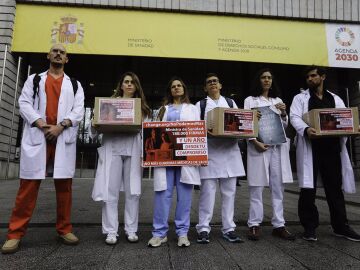 Médicos entregan a Sanidad más de 180.000 firmas contra las guardias de 24 horas