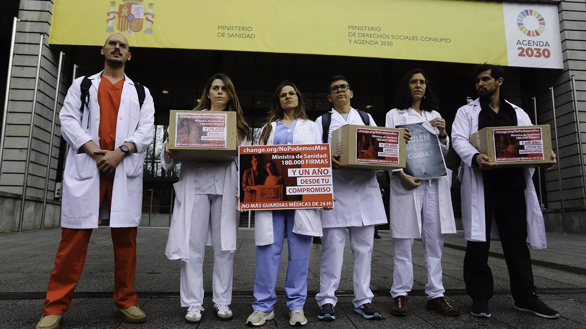 Médicos entregan a Sanidad más de 180.000 firmas contra las guardias de 24 horas Médicos entregan a Sanidad más de 180.000 firmas contra las guardias de 24 horas