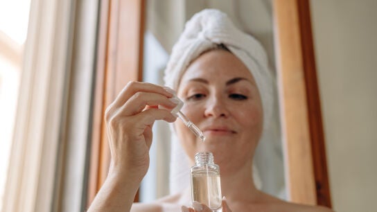 Mujer probando cosm&eacute;ticos