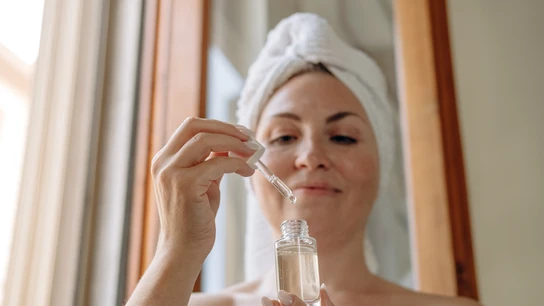 Mujer probando cosméticos Mujer probando cosméticos