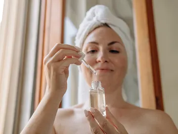 Mujer probando cosméticos Mujer probando cosméticos