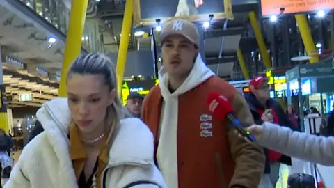 Alejandra Rubio y Carlo Costanzia, en el aeropuerto de Madrid Alejandra Rubio y Carlo Costanzia, en el aeropuerto de Madrid
