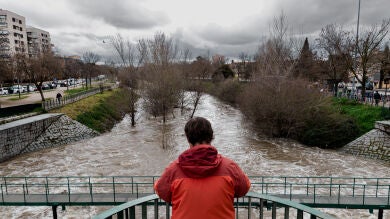 Emergencias recomienda restringir desplazamientos en Madrid ante la alerta por fuertes lluvias y riesgo de desbordamiento del Manzanares