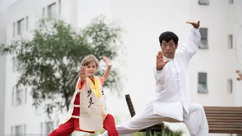 El príncipe Simeón Hassan de Bulgaria entrando con los monjes Shaolin en Rabat (Marruecos) El príncipe Simeón Hassan de Bulgaria entrando con los monjes Shaolin en Rabat (Marruecos)