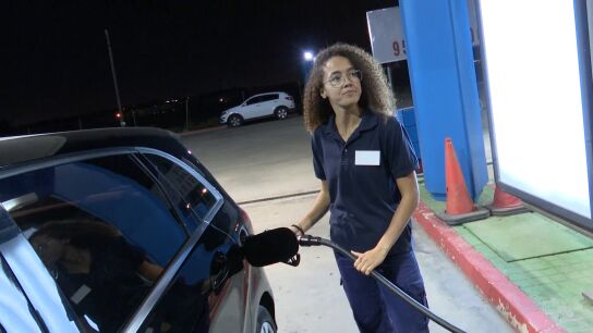 Lara Fern&aacute;ndez trabajando en una gasolinera