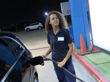 Lara Fernández trabajando en una gasolinera