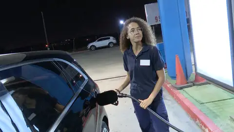 Lara Fernández trabajando en una gasolinera Lara Fernández trabajando en una gasolinera