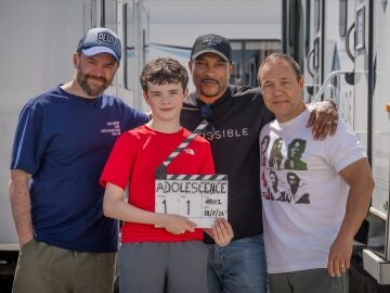  El director de Adolescencia Phillip Barantini y los actores Owen Cooper, Ashley Walters y Stephen Graham en el set de rodaje