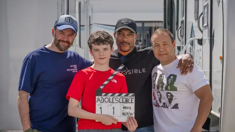 El director de Adolescencia Phillip Barantini y los actores Owen Cooper, Ashley Walters y Stephen Graham en el set de rodaje El director de Adolescencia Phillip Barantini y los actores Owen Cooper, Ashley Walters y Stephen Graham en el set de rodaje