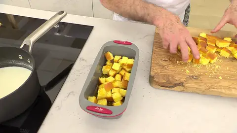 Vierte la mezcla al molde Vierte la mezcla al molde