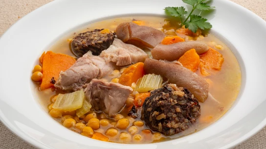 Karlos Arguiñano: receta de garbanzos con arroz y pellejo, un guiso muy completo con historia Karlos Arguiñano: receta de garbanzos con arroz y pellejo, un guiso muy completo con historia