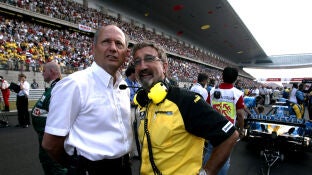 Eddie Jordan (d) junto a Ron Dennis en el GP de China de 2004