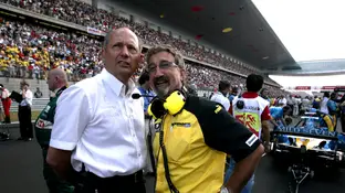 Eddie Jordan (d) junto a Ron Dennis en el GP de China de 2004 Eddie Jordan (d) junto a Ron Dennis en el GP de China de 2004