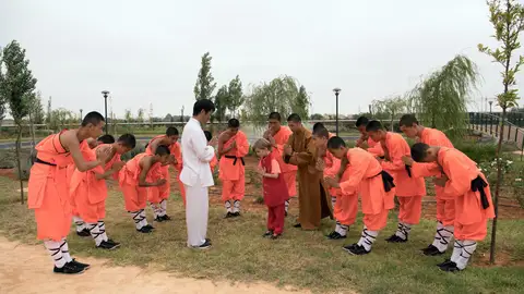 El príncipe Simeón Hassan de Bulgaria entrando con los monjes Shaolin en Rabat (Marruecos) El príncipe Simeón Hassan de Bulgaria entrando con los monjes Shaolin en Rabat (Marruecos)