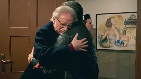 Tasio irrumpe de madrugada en la casa de los De la Reina para comunicarles a la familia que Jesús ha muerto Tasio irrumpe de madrugada en la casa de los De la Reina para comunicarles a la familia que Jesús ha muerto