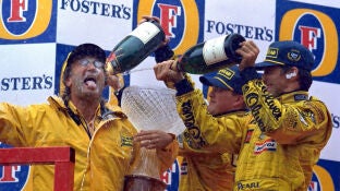 Eddie Jordan, en el podio de Spa 1998 junto a Damon Hill y Ralf Schumacher