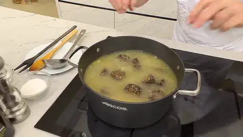 Introduce la morcilla en la cazuela Introduce la morcilla en la cazuela