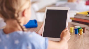 Una ni&ntilde;a con una tablet en el colegio