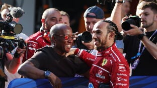 Lewis Hamilton celebra con su padre la pole al sprint en Shangh&aacute;i