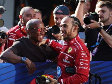 Lewis Hamilton celebra con su padre la pole al sprint en Shanghái