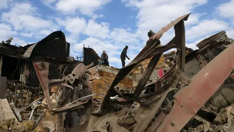 Unos residentes locales inspeccionan los daños tras un ataque nocturno con bomba en Zaporiyia Unos residentes locales inspeccionan los daños tras un ataque nocturno con bomba en Zaporiyia