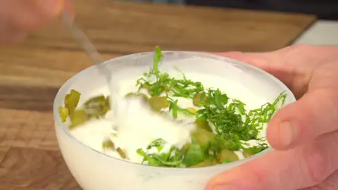 Para la salsa, pon el yogur en un bol y agrega la mahonesa Para la salsa, pon el yogur en un bol y agrega la mahonesa