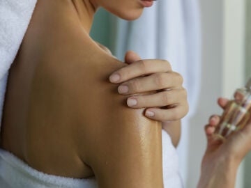 Mujer se aplica aceite