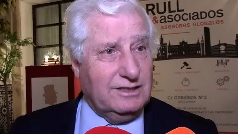 Carlos Fitz-James Stuart haciendo declaraciones a la prensa Carlos Fitz-James Stuart haciendo declaraciones a la prensa
