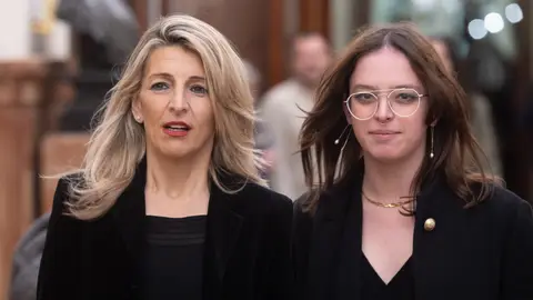 La vicepresidenta segunda y ministra de Trabajo y Economía Social, Yolanda Díaz (i) y la secretaria de Comunicación de Sumar, Elizabeth Duval La vicepresidenta segunda y ministra de Trabajo y Economía Social, Yolanda Díaz (i) y la secretaria de Comunicación de Sumar, Elizabeth Duval