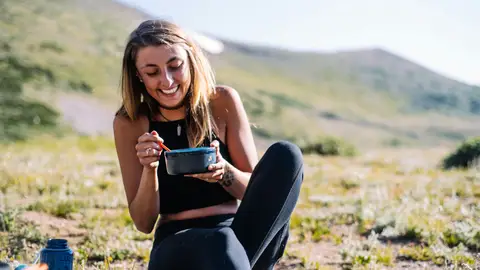 Mujer comiendo en el campo Mujer comiendo en el campo