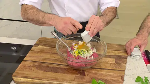 Salpimienta y mezcla todo bien Salpimienta y mezcla todo bien