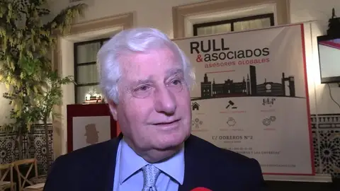 Carlo Fitz-James Stuart, actual Duque de Alba, atendiendo a la prensa Carlo Fitz-James Stuart, actual Duque de Alba, atendiendo a la prensa