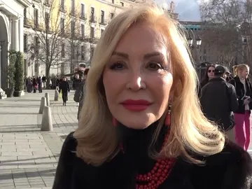 Carmen Lomana atendiendo a la prensa Carmen Lomana atendiendo a la prensa