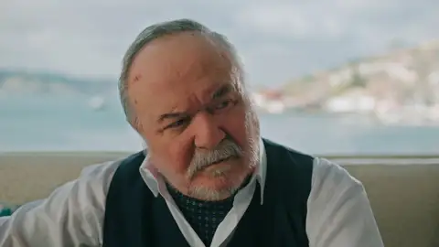 ¿Es Pelin la mujer adecuada para Ferit? Halis sorprende a İfakat con su respuesta ¿Es Pelin la mujer adecuada para Ferit? Halis sorprende a İfakat con su respuesta