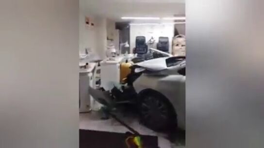 Un coche se salta un sem&aacute;foro en rojo y provoca que otro acabe dentro de una peluquer&iacute;a en Figueres