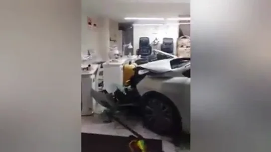 Un coche se salta un semáforo en rojo y provoca que otro acabe dentro de una peluquería en Figueres Un coche se salta un semáforo en rojo y provoca que otro acabe dentro de una peluquería en Figueres