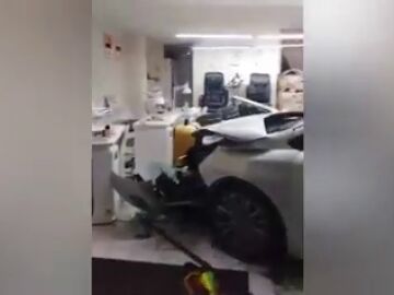 Un coche se salta un semáforo en rojo y provoca que otro acabe dentro de una peluquería en Figueres