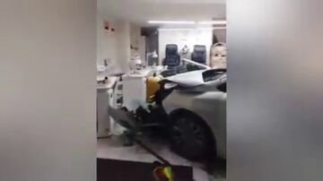 Un coche se salta un semáforo en rojo y provoca que otro acabe dentro de una peluquería en Figueres