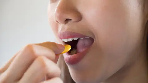 Persona tomando suplementos Persona tomando suplementos