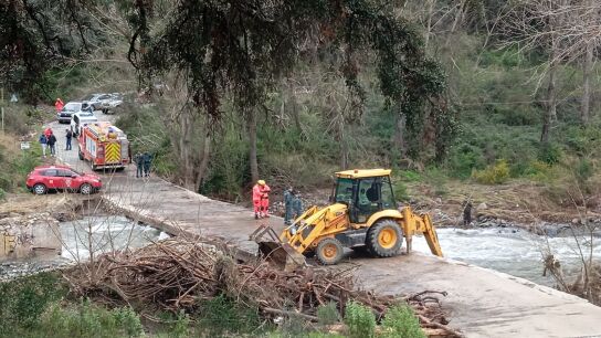 Tareas de b&uacute;squeda del motorista que se precipit&oacute; al rio Genal 
