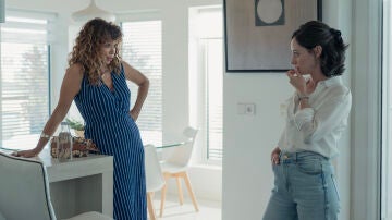 Daniela y Amanda Torres hablando en casa