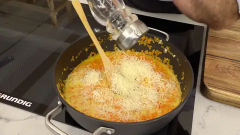 Muele encima un poco de pimienta y remueve los ingredientes Muele encima un poco de pimienta y remueve los ingredientes